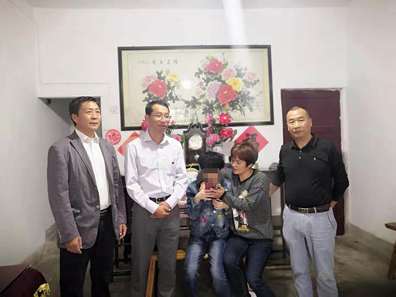 主題教育正當(dāng)時 志愿服務(wù)暖民心——區(qū)城建投公司黨支部開展志愿服務(wù)、點亮“微心愿”黨日活動