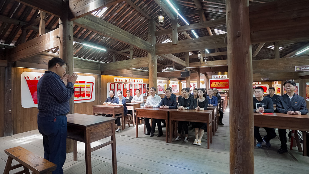 屯溪區(qū)國投集團(tuán)開展學(xué)黨史、祭英烈主題黨日活動